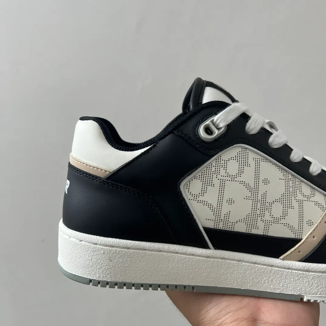 👟👟Ex-factory price 560👟👟 Men's size +10 Dior B27 series ✨2024 upgraded version purchasing agent grade ✨Super🔥sports shoes👫couple shoes. The high version 1:1 adopts oil edge lasting technology, the fabric is imported first-layer cowhide + high-tech fabric, and the inner cowhide + customized lining. TPU original engraved outsole. More than 30 colors of high-soled boots are available. Size: 35-42 for women and 38-46 for men. Bosses are welcome to compare...